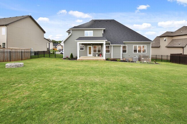 Building Photo - Pet Friendly Three Bedroom with Bonus!