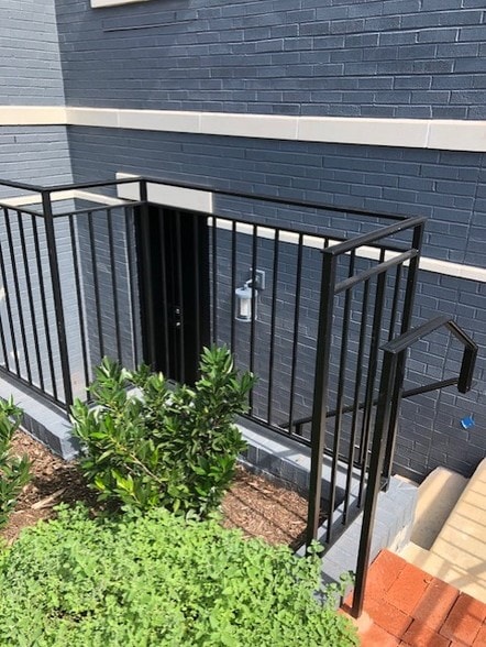Entry - 1301 D St SE