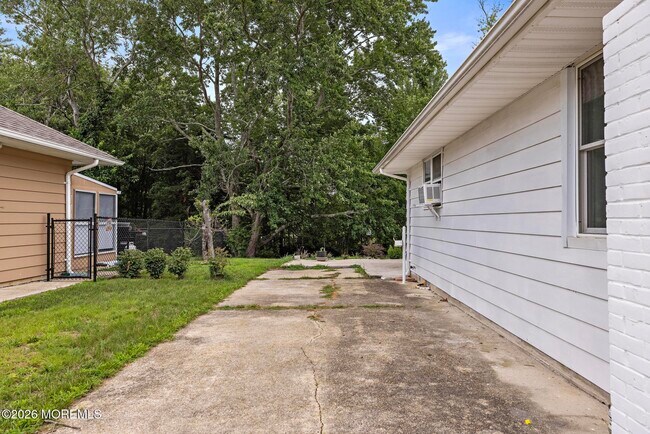 Building Photo - 2264 Hovsons Blvd