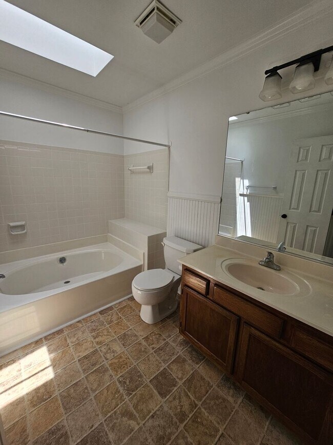 Building Photo - Townhome in Greensboro!