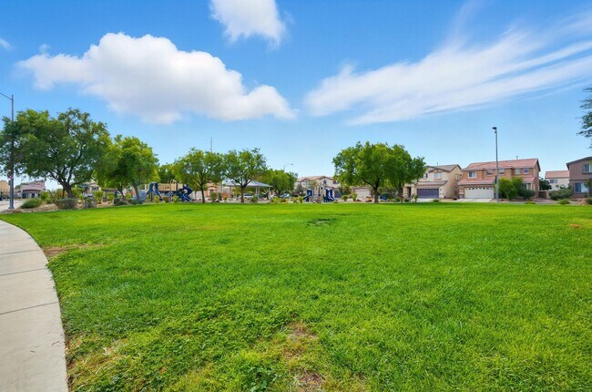 Building Photo - 4 Bedroom House in a Northeast Gated Community