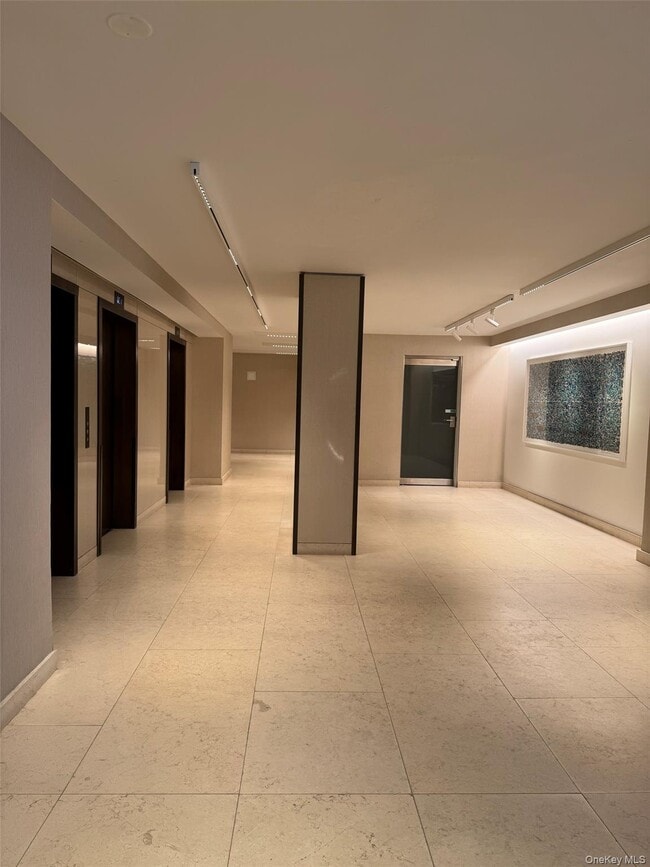 Building Photo - 275 W 96th St