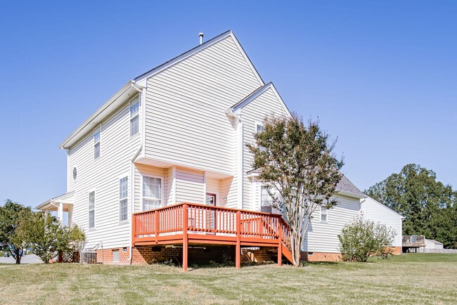 Building Photo - Beautiful Chesterfield Home Is Ready For Y...