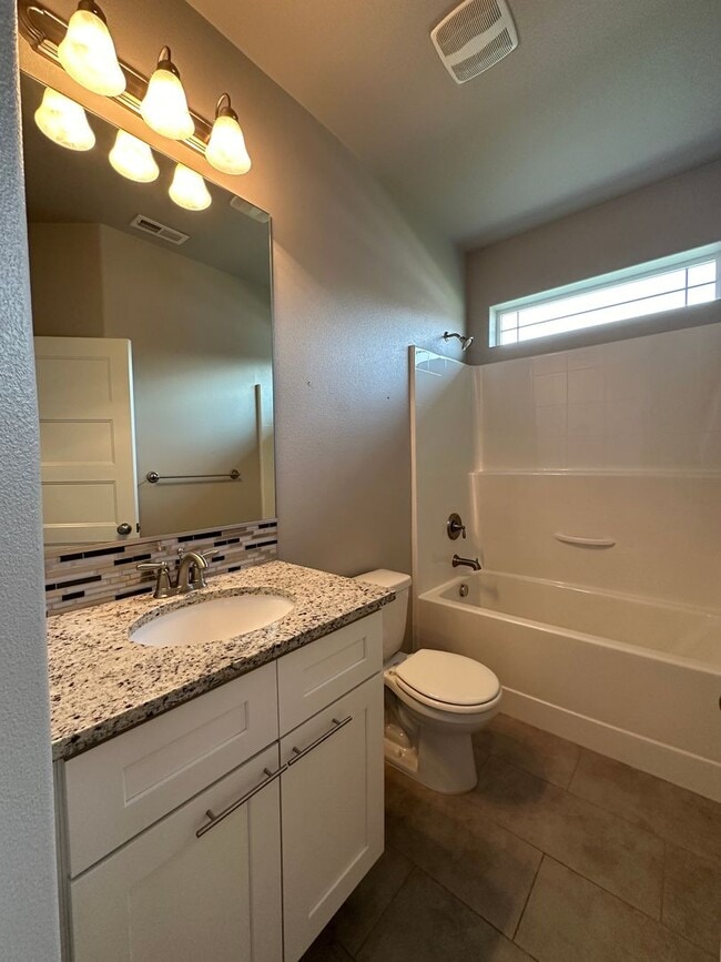 Building Photo - Centrally Located in Kennewick!