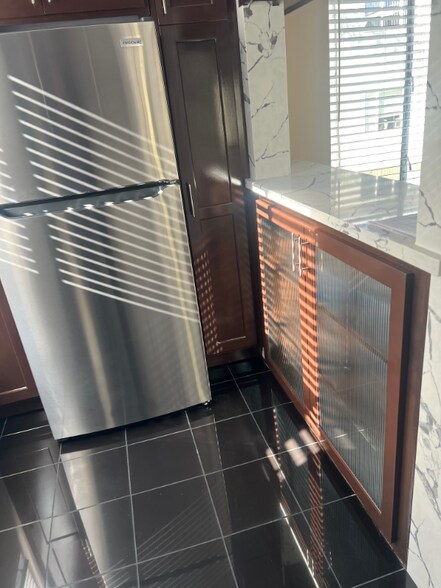 Building Photo - 1900 Grace Ave