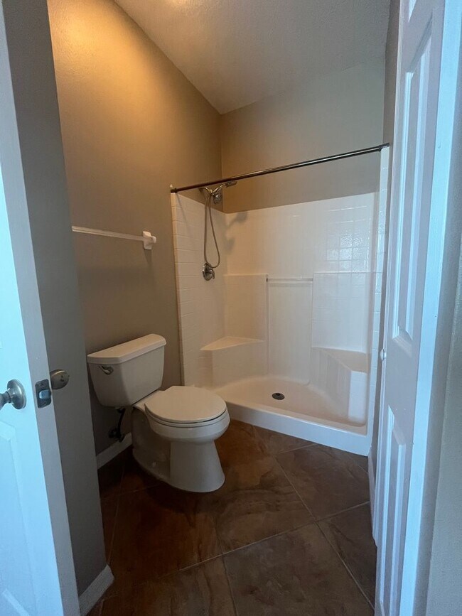 Building Photo - Updated Single family 3 / 2 with Screened ...