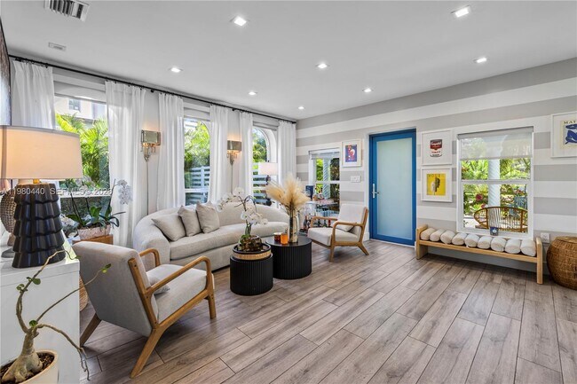 Building Photo - 1121 NE 85th St