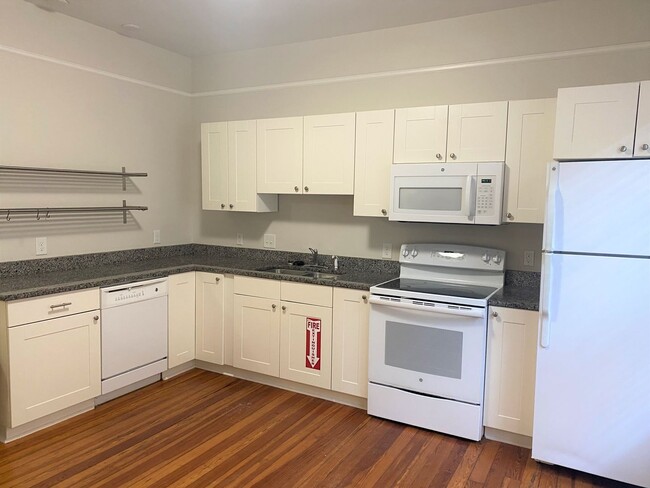 Building Photo - Two Bedroom Apartment On Tattnall Square Park