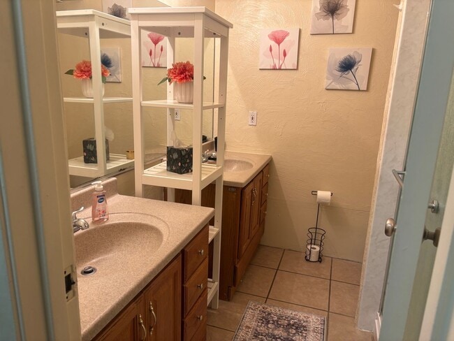 Building Photo - Furnished 2 Bedroom Condo with Community Pool Close to the UofA! (Speedway/Euclid)