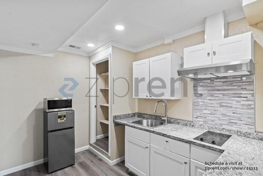 Building Photo - Unit C