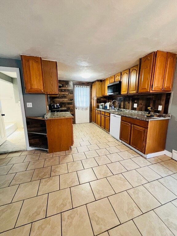 Building Photo - 8 Thorndike St