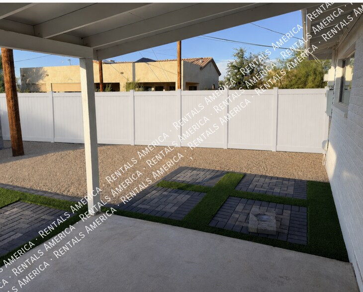 Building Photo - 1704 E Pickrell Dr