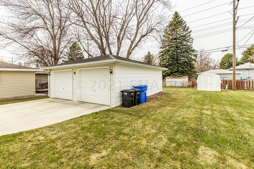 Spacious driveway with plenty of storage! - 1417 16 1/2 St S