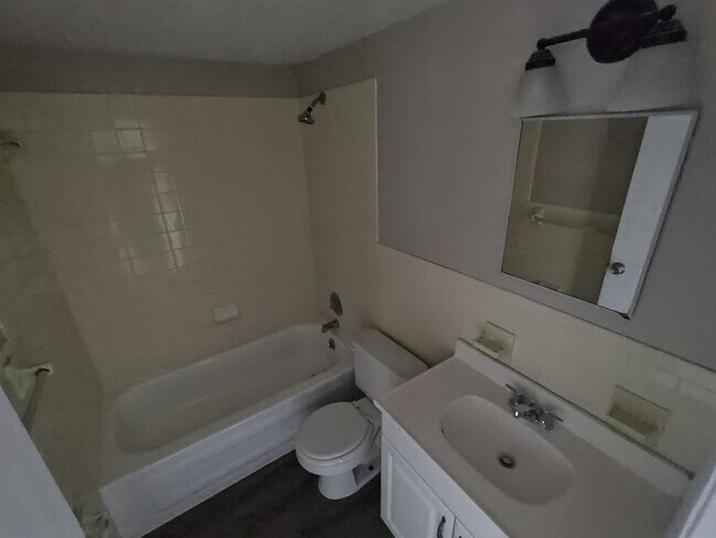 Building Photo - Enjoy the convenience and comfort of this 2/1 apartment in New Port Richey.