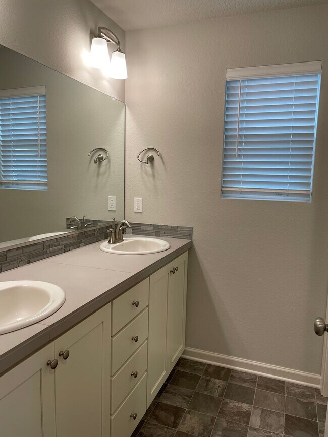 Building Photo - Lovely 4 Bed 2.5 Bath Home! Located near t...