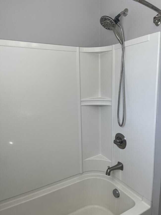 Building Photo - Charming 2 Bed, 1 Bath Nashville Rental - Prime Location on Lenore Street! FENCED BACK YARD!