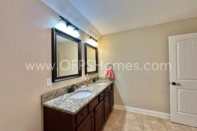 Building Photo - AVAILABLE IN AUG! 5BR/3BA IN S. CRESTVIEW