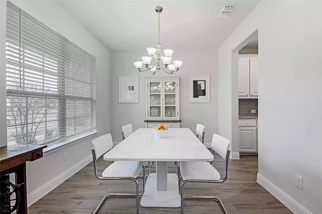 Adjacent dining area with comfortable seating for 6 - 932 Parkside Dr