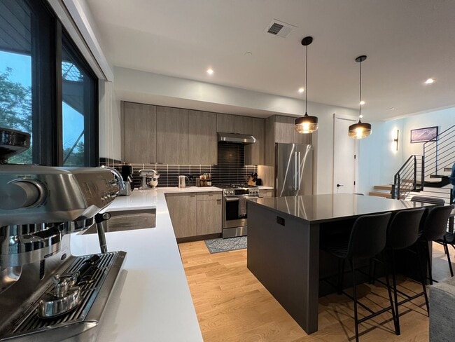 Building Photo - Modern 3 BD/2.5 BA, Superb Location, Internet/Cable and TVs Included! Available August 3rd!