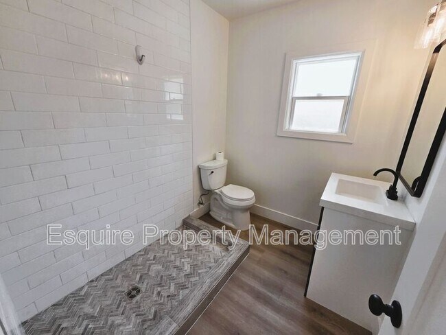 Building Photo - 514 S Seaward Ave