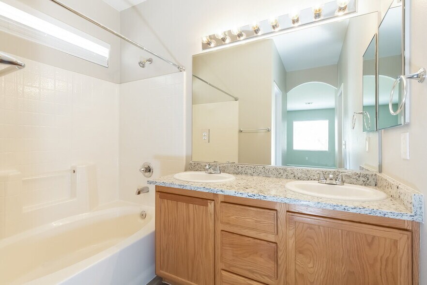 Building Photo - 1015 Cove Palisades Dr