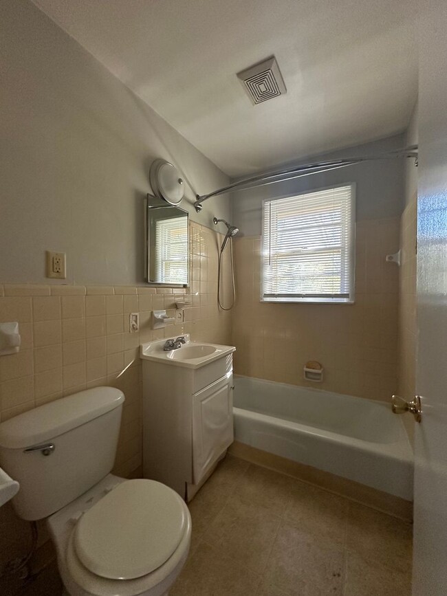 Building Photo - 2 Bedroom, 1 bathroom on the East-Side. Mo...