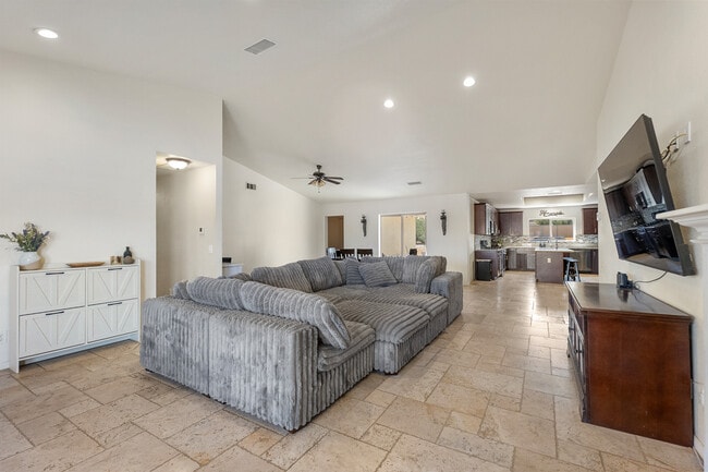 Building Photo - 57731 San Tropeze Dr