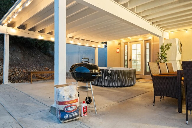 Building Photo - 10150 Sierra Madre Rd