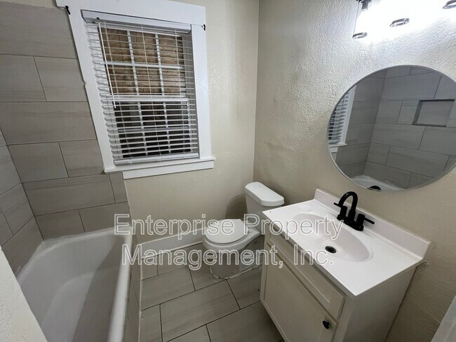 Building Photo - 923 Garland St