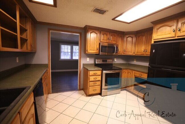 Building Photo - Recently renovated 3 bed, 1 bath house - includes workshop (electricity & bath), storage shed & f...