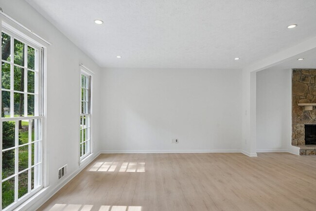 Building Photo - 5 Bedroom Two Story Colonial Home in Walton HS District