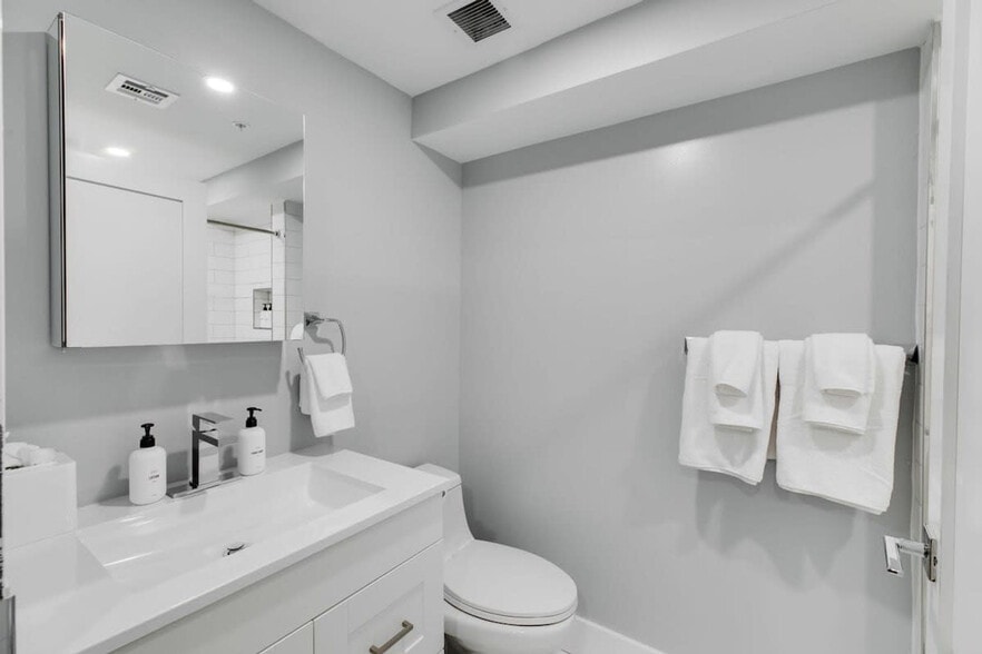 Building Photo - 150S S Independence Mall W