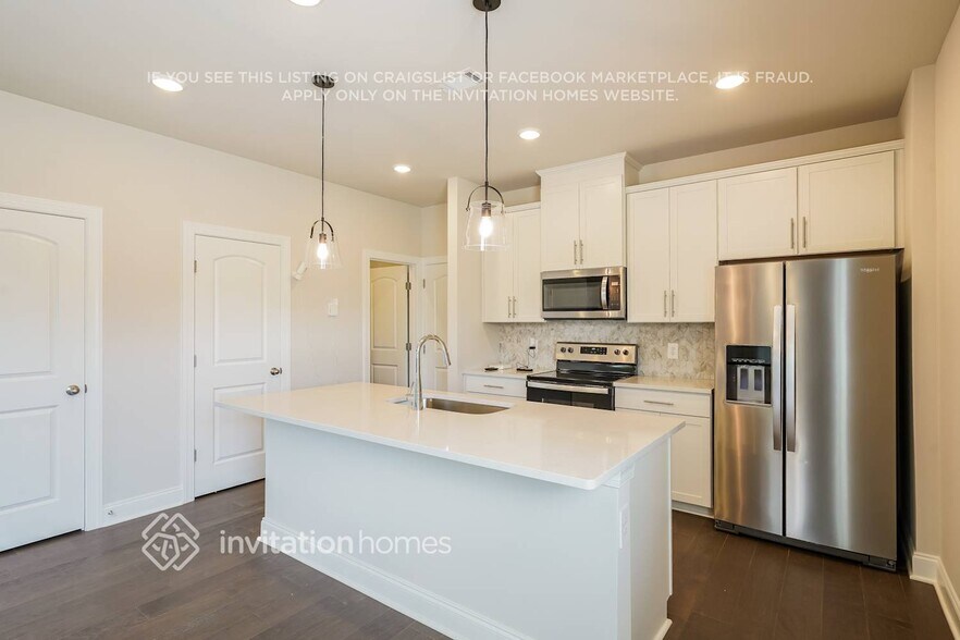 Building Photo - 215 River Rock Dr