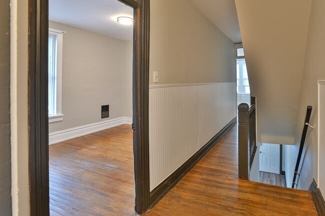 Building Photo - Large 5 Bedroom on Peffer