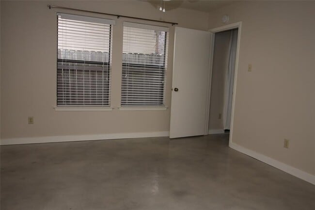 Building Photo - 7825 Beauregard Cir