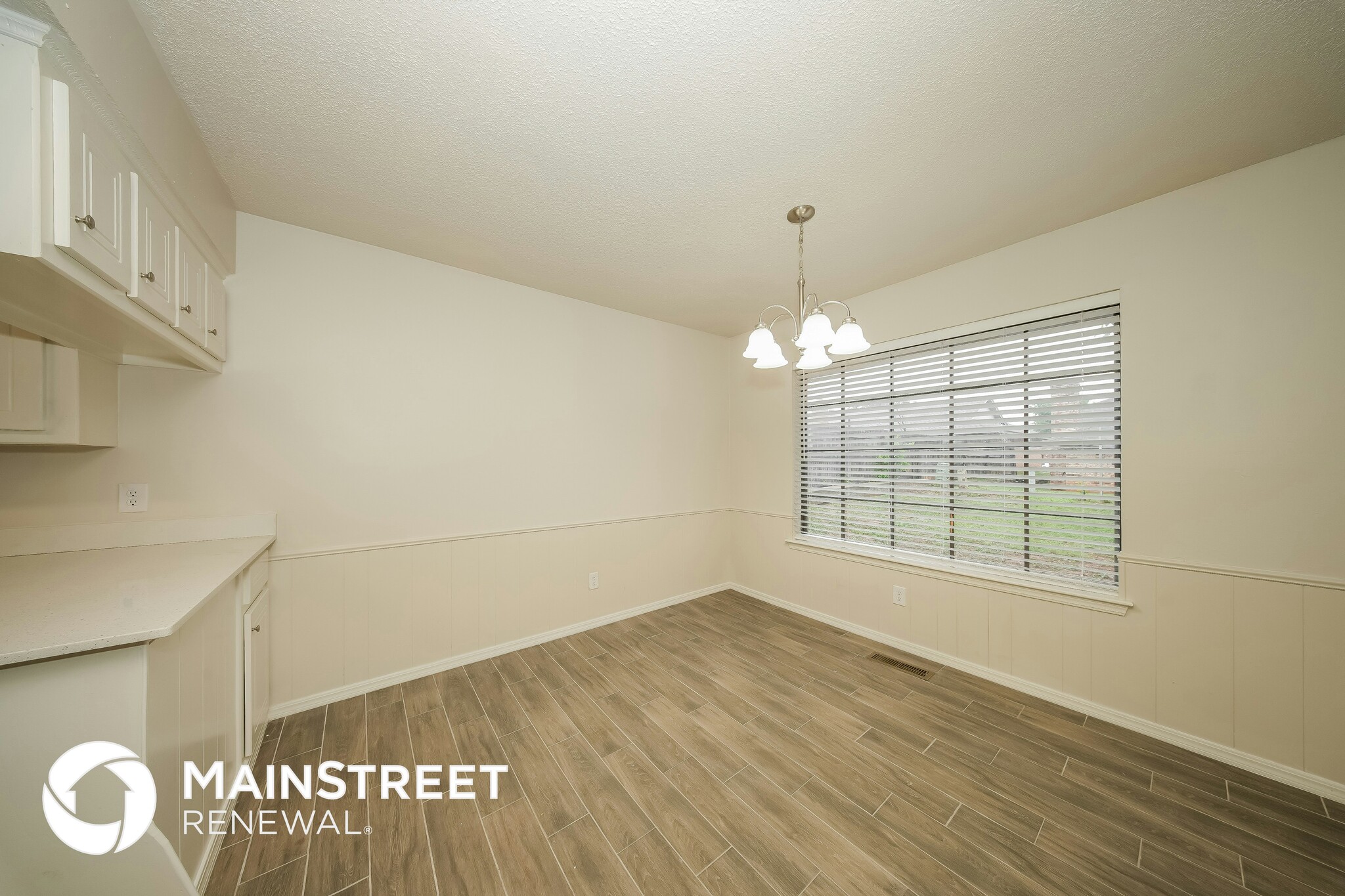Building Photo - 9900 S Hillcrest Dr