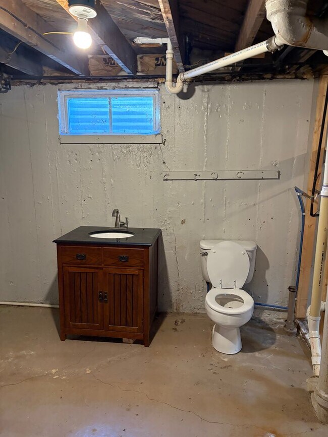 Building Photo - 2 Bedroom House!