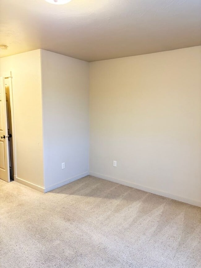 Building Photo - 3 Bedrooms 2 1/2 Bathroom Bozeman Townhouse - Great Location