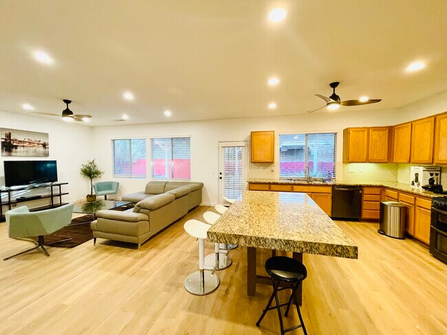 Building Photo - 38343 Bonino Dr