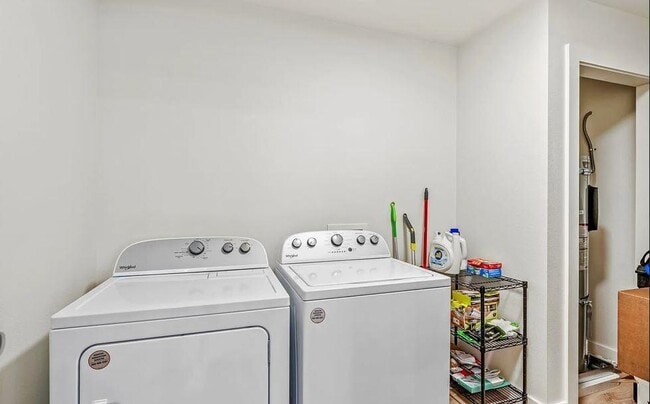 Building Photo - 572 Columbia St