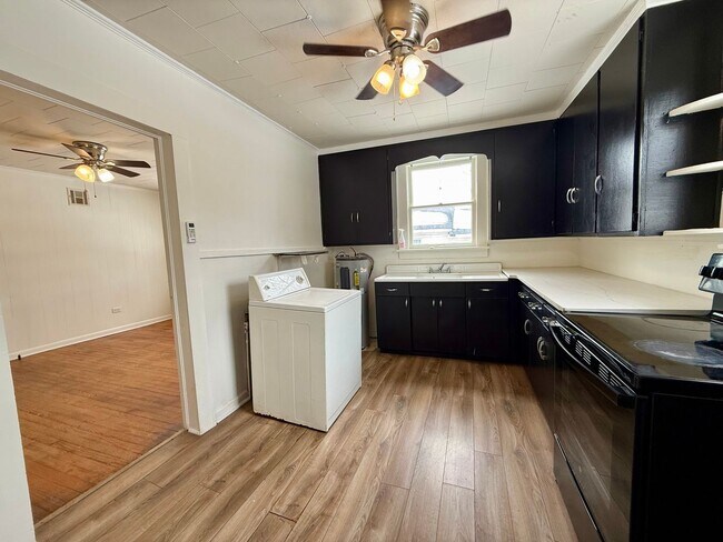 Building Photo - 819 W Emerson St