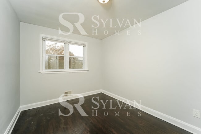 Building Photo - The living is easy in this 4 bedroom, 2 bathroom townhome