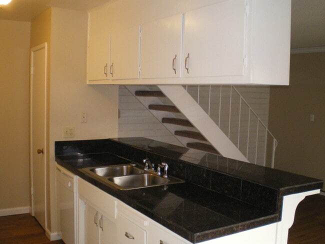 Building Photo - Great Looking 2bd / 1bth 2 Story Condo!