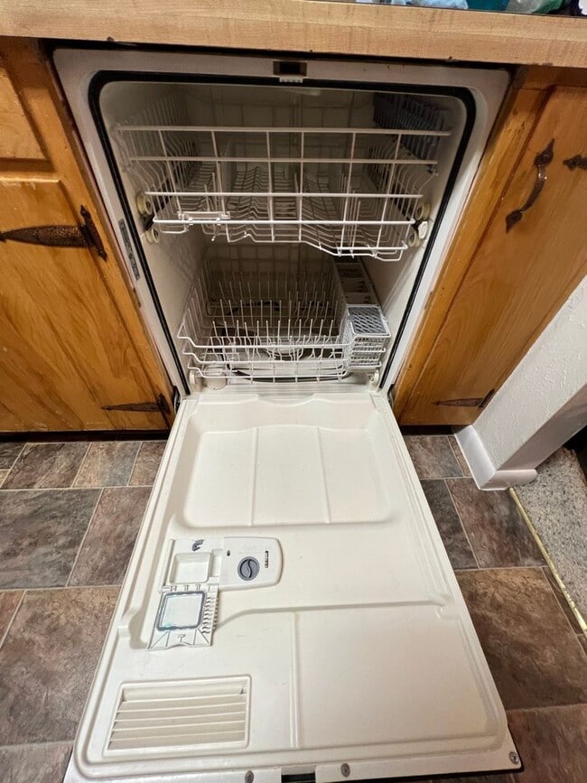 Building Photo - 429 E Pine St