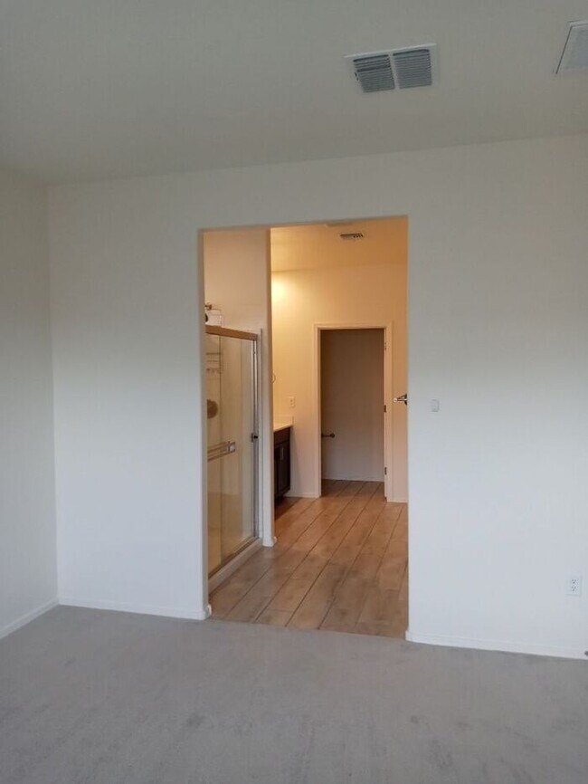 Building Photo - Modern Comfort in the Heart of Vail