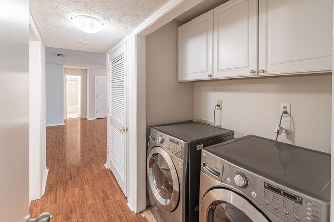 Building Photo - Welcome to this charming 2 bedroom, 2 bath...
