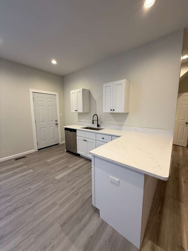 Building Photo - "Charming 2-Bed/1 bath Multiplex Gem on Nebraska Ave - 1000 Sq Ft of Comfort in St. Louis!" BENTO...