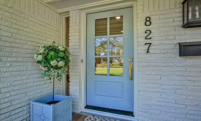 Building Photo - 827 St George Ln