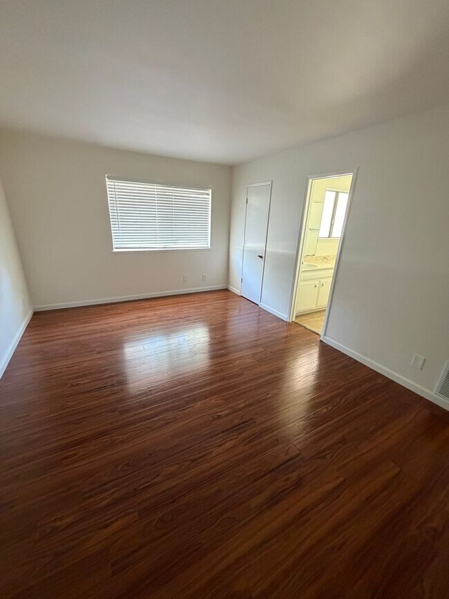 Building Photo - 5333 Parejo Dr