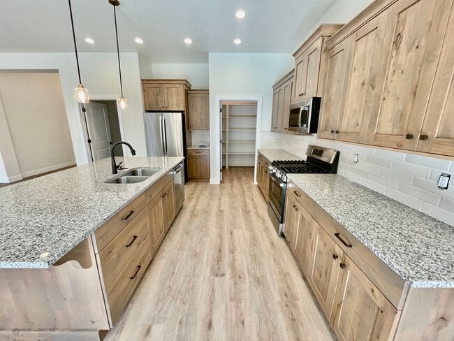 Building Photo - Beautiful Three Bedroom Home in Desert Cliffs